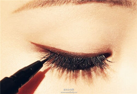 简单小技巧画出漂亮又对称的眼线