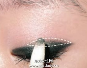 深色眼影随时补眼妆