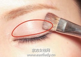 粉色眼影配合隐形眼线散发自然气息