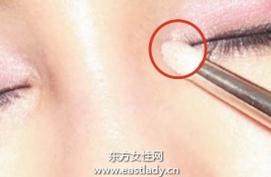 粉色眼影配合隐形眼线散发自然气息