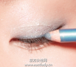 混血感透明蓝色眼妆的画法