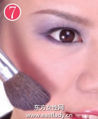 酷酷魔女妆给人冷艳姿态