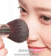 修补泛油光的鼻部底妆