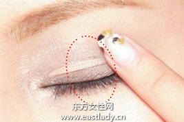 涂眼影后眼睑总是显得有些厚重