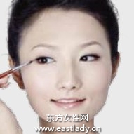 描画眼线打造自然清澈感觉