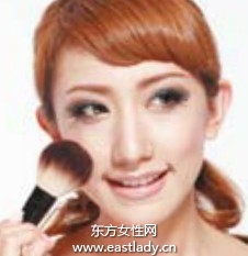 典雅裸妆显现端庄与雍容华贵