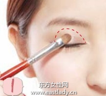 延长眼形的眼线画法