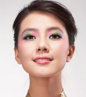 用睫毛夹提升睫毛卷翘度