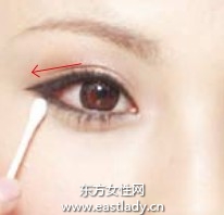 埋入式眼线画法画出柔媚印象大眼妆