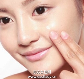 使用遮瑕膏遮盖发炎红肿痘痘