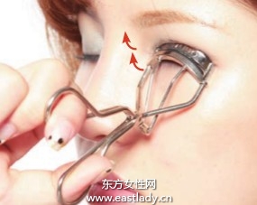 使用睫毛夹打造持久卷翘美睫