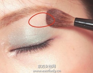 绿色眼影配合眼线增添女人味