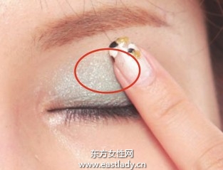 绿色眼影配合眼线增添女人味