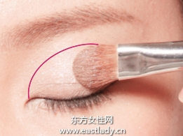 混血感透明蓝色眼妆的画法