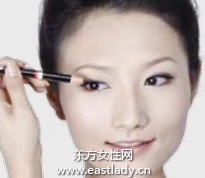 描画眼线打造自然清澈感觉