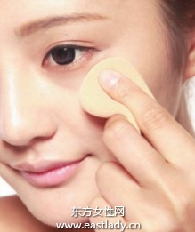 蜜粉搭配控油粉饼有效防止脱妆