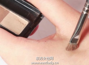 用眉粉塑造个性饱满自然双眉