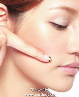 有角度腮红画法使脸颊凸显成熟韵味