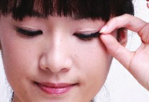 芭比式假睫毛贴法打造可爱妆容