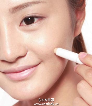 涂抹遮瑕膏修正脸颊处色斑、粉刺