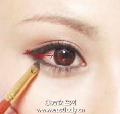 埋入式眼线画法画出柔媚印象大眼妆