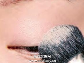 眼妆教程打造中性风牛仔蓝眼妆