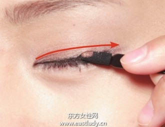 化妆教程之基本款棕色眼影的使用步骤