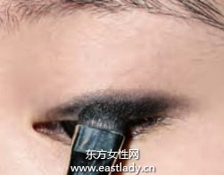 彩色眼线笔画出美美大眼妆