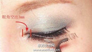 宽眼影+粗眼线塑造圆溜溜大眼睛