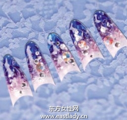 蓝色琉璃甲搭配亮钻更具女人味