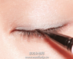 混血感透明蓝色眼妆的画法