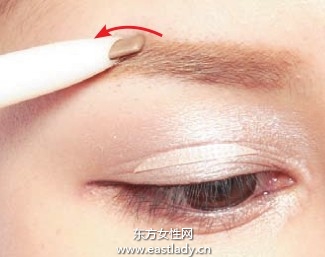 用眉笔塑造粗度与色调适中双眉