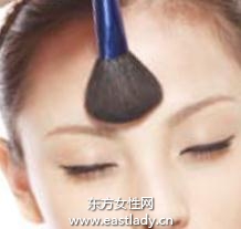 通过粉饼轻松遮瑕提升肌肤质感