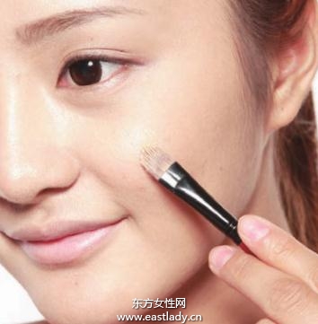 涂抹遮瑕膏修正脸颊处色斑、粉刺