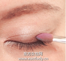 深浅双色眼影强调自然渐变效果