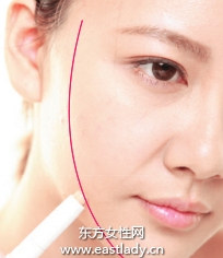 浅色粉底打造立体感妆容