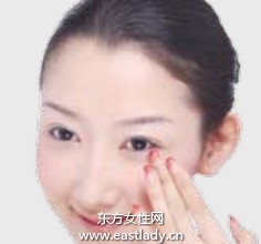 粉底配合珠光饰底乳增加肌肤通透感