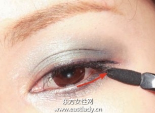 拉长眼影和眼线画出大眼妆容