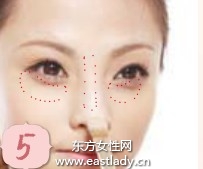 深色粉底液打造古铜色肌肤