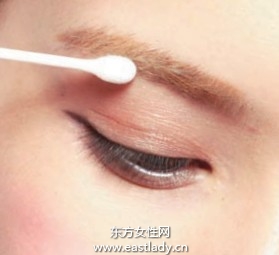 用染眉膏调整眉毛质地