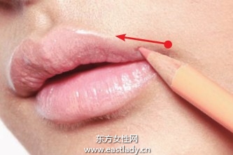 使用遮瑕霜和唇线打造微笑唇妆