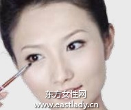 描画眼线打造自然清澈感觉