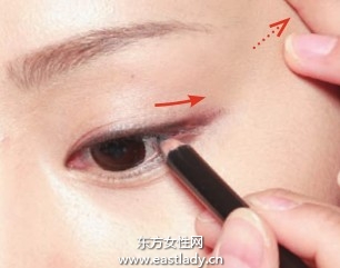 眼线基础描画手法 勾勒精致轮廓