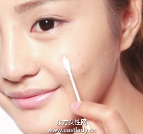 使用遮瑕膏遮盖发炎红肿痘痘