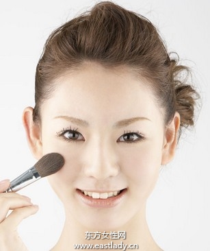 胭脂粉VS腮红膏呈现美丽双颊