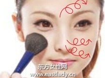 使用粉状粉底与粉刷打造哑光清透底妆