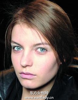 使用遮瑕膏遮盖妆容过于厚重怎么办