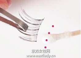 粘贴眼尾局部假睫毛的贴法