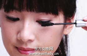 使用睫毛夹打造卷翘美睫