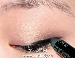 上扬眼线画法立马打造神采奕奕电眼